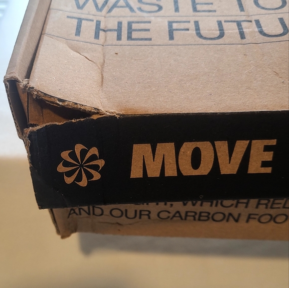 New Woman's 7 Nike Air MAX 90 shoes. - Picture 3 of 9